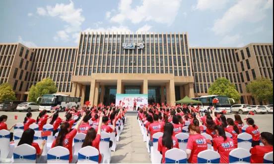 做白色的牛奶，創(chuàng)紅色的企業(yè)，花花牛乳業(yè)集團(tuán)青春歌會慶祝建黨100周年