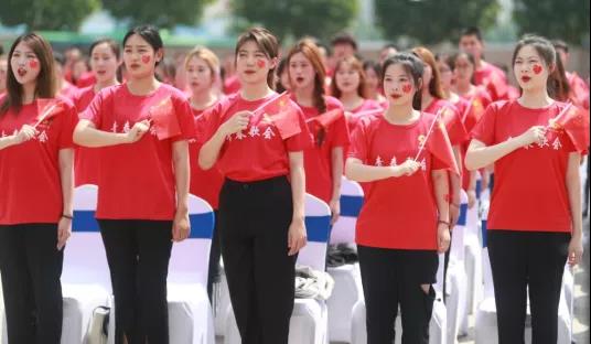 做白色的牛奶，創(chuàng)紅色的企業(yè)，花花牛乳業(yè)集團(tuán)青春歌會慶祝建黨100周年