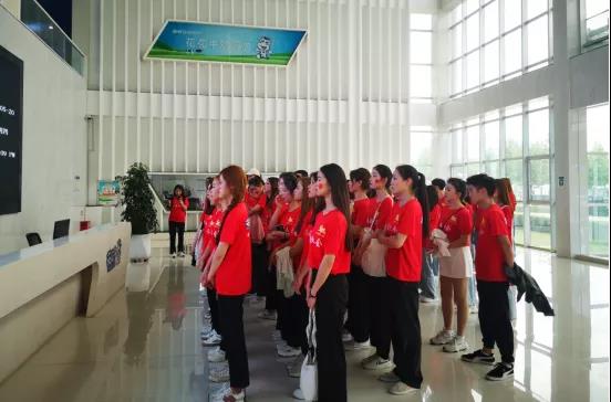 做白色的牛奶，創(chuàng)紅色的企業(yè)，花花牛乳業(yè)集團(tuán)青春歌會慶祝建黨100周年