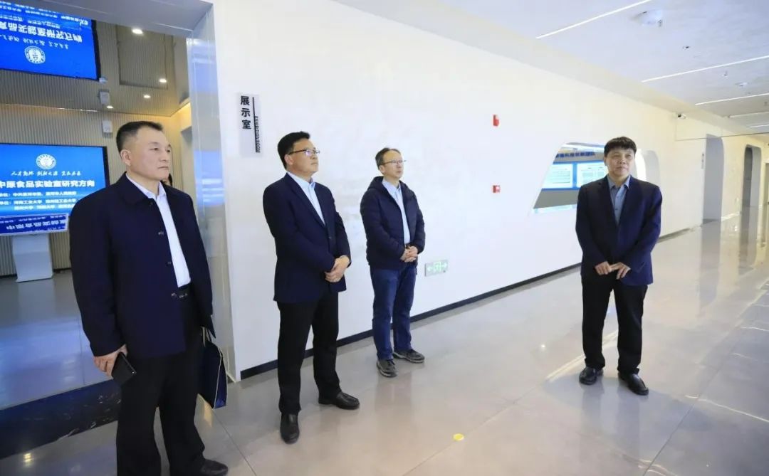 花花牛乳業(yè)集團黨委書記、董事長唐洪峰一行赴中原食品實驗室同中國工程院院士、中原食品實驗室主任任發(fā)政座談交流
