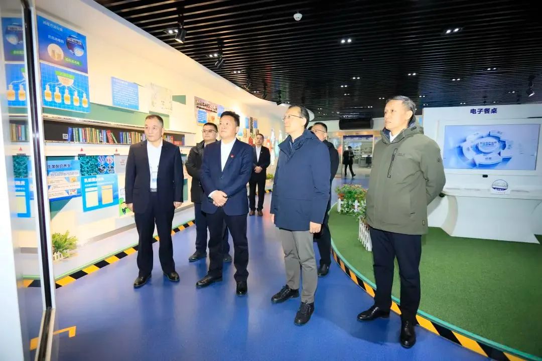 省政府國資委黨委書記、主任李濤一行到花花牛乳業(yè)集團調研