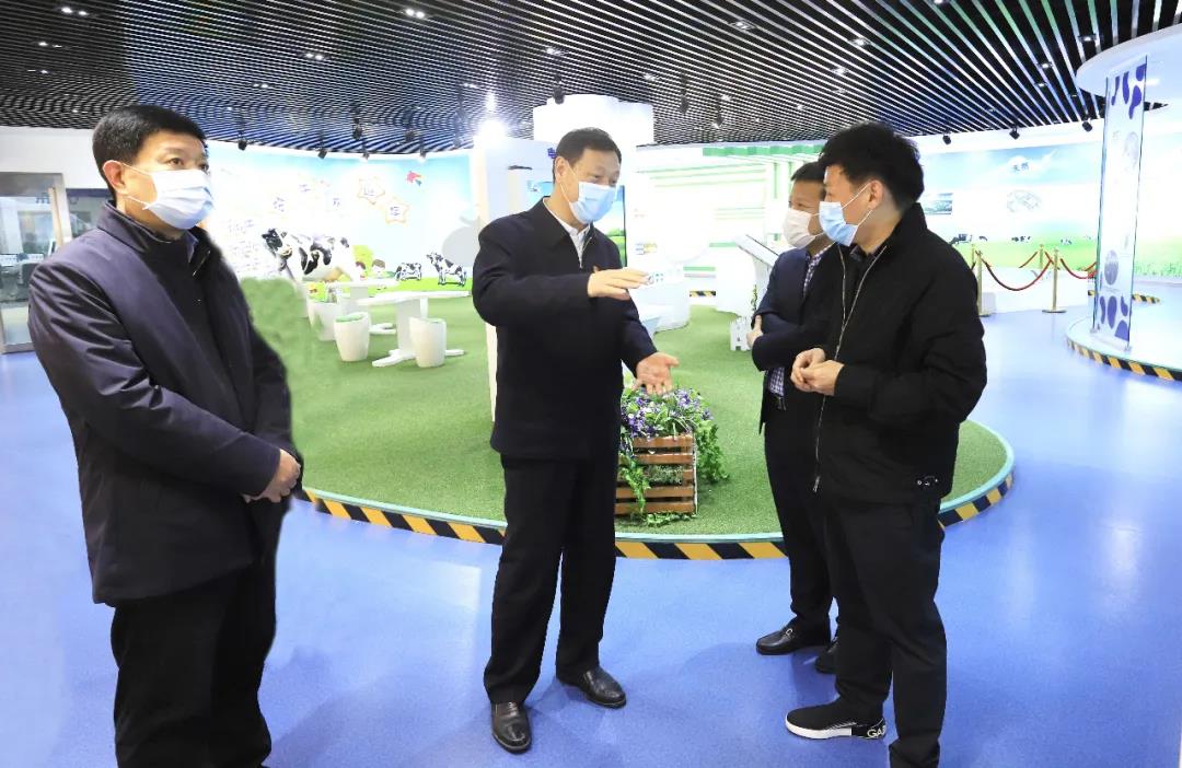 河南省委農(nóng)辦主任、農(nóng)業(yè)農(nóng)村廳廳長申延平一行調(diào)研河南花花牛乳業(yè)集團