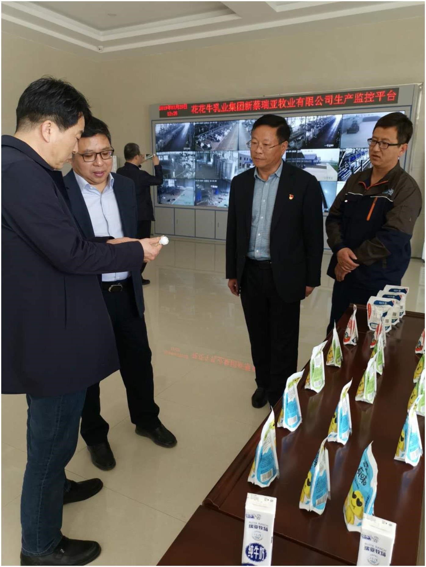 中國建設(shè)銀行河南省分行行長石永拴 蒞臨花花牛新蔡瑞亞牧業(yè)有限公司考察調(diào)研 中國建設(shè)銀行河南省分行行長石永拴 蒞臨花花牛新蔡瑞亞牧業(yè)有限公司考察調(diào)研