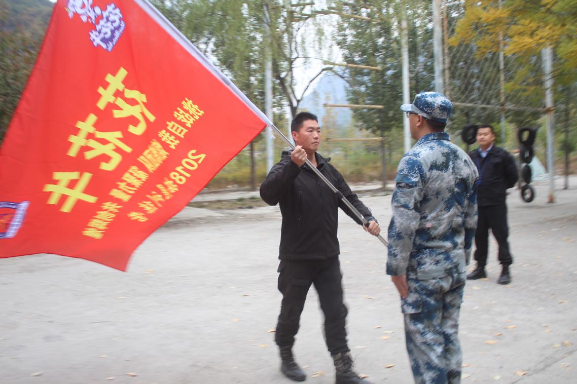 組織開展戶外拓展訓(xùn)練活動(dòng) 組織開展戶外拓展訓(xùn)練活動(dòng)