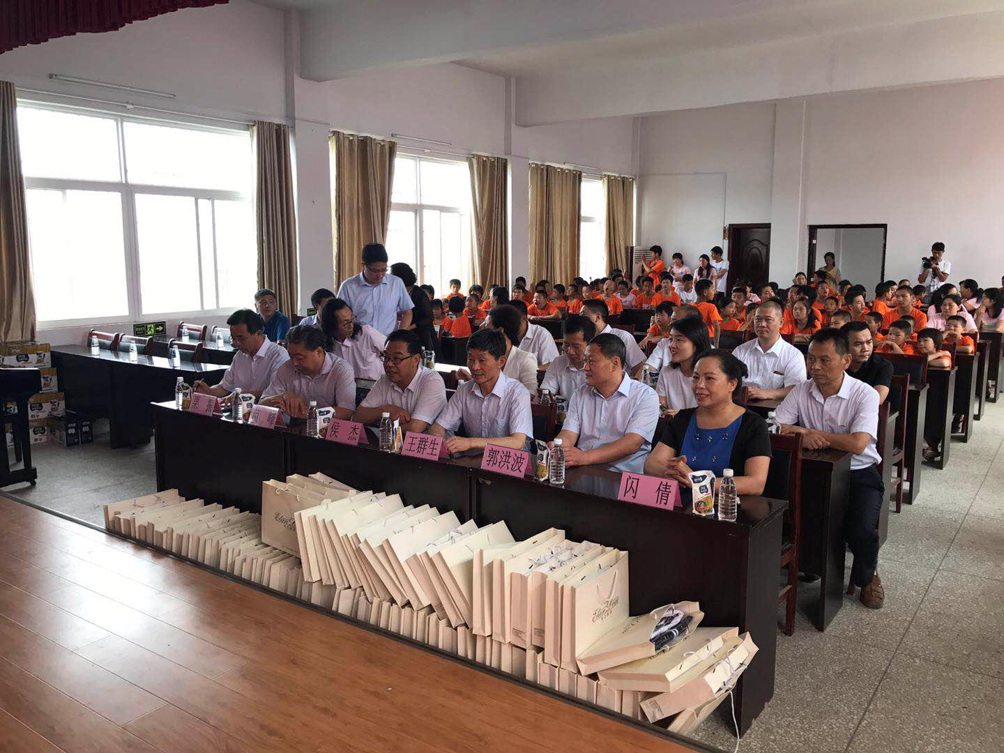 “關(guān)愛(ài)特殊兒童，讓愛(ài)灑滿人間—花花牛乳業(yè)集團(tuán)2018中國(guó)小康牛奶行動(dòng)” 公益助學(xué)泌陽(yáng)捐贈(zèng)儀式