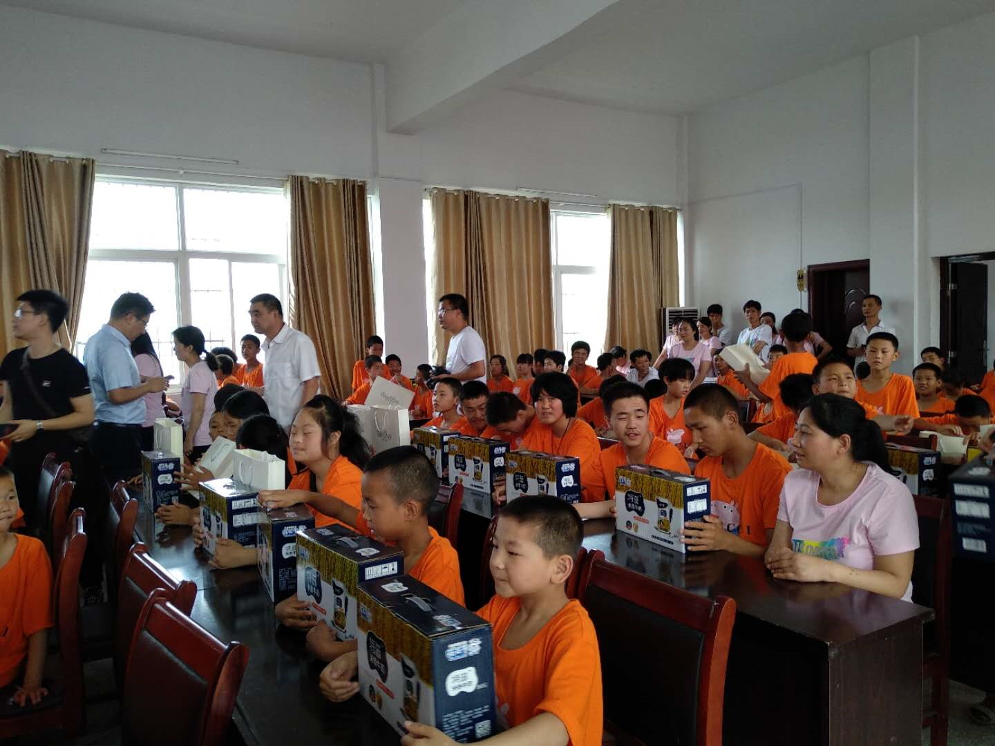 “關(guān)愛(ài)特殊兒童，讓愛(ài)灑滿人間—花花牛乳業(yè)集團(tuán)2018中國(guó)小康牛奶行動(dòng)” 公益助學(xué)泌陽(yáng)捐贈(zèng)儀式