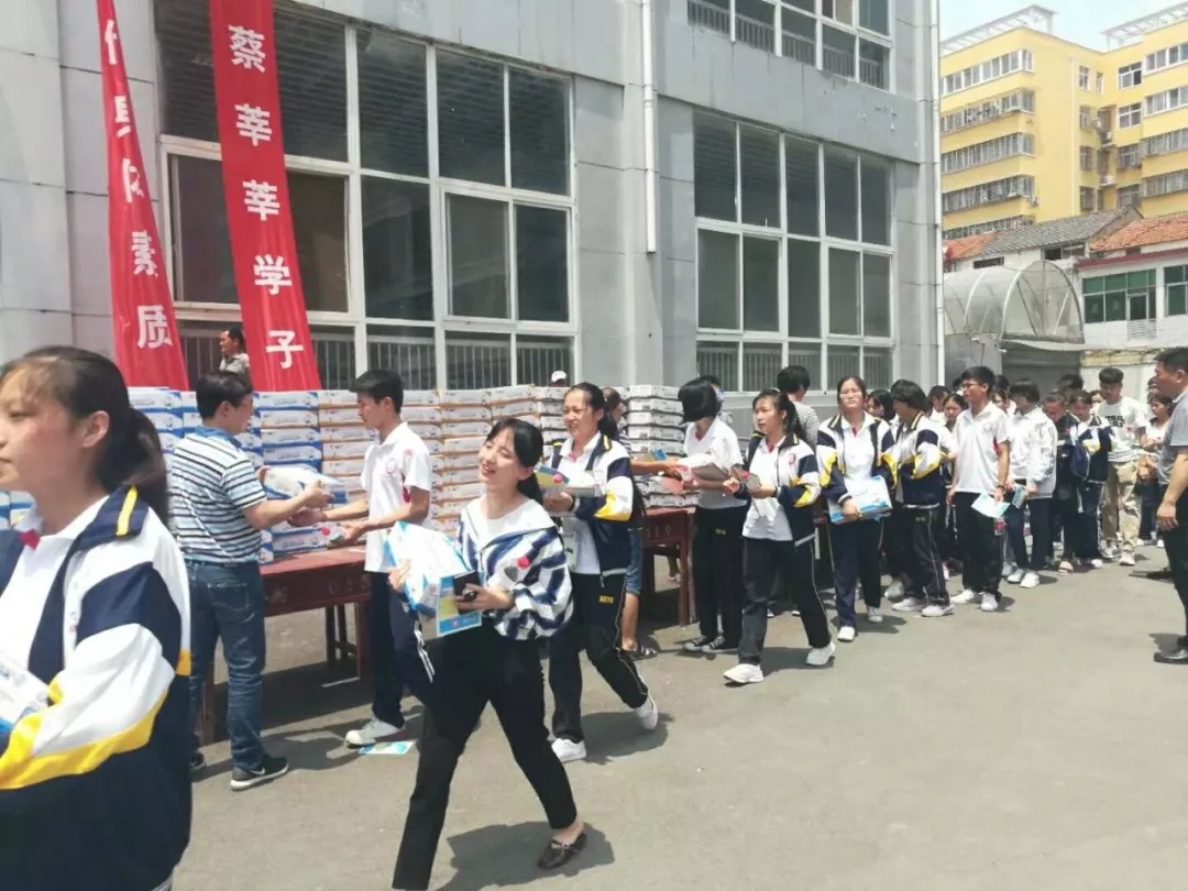 花花牛|捐助教育100萬元！做公益，我們是認真的！