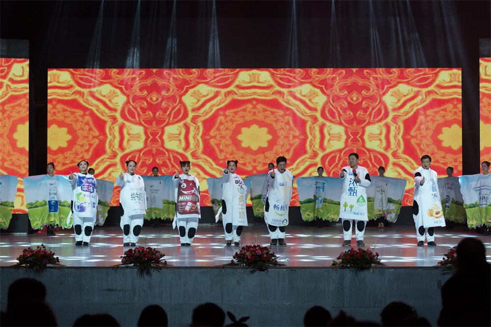 “不忘初心、聚力前行” 花花牛集團(tuán)2018迎新春聯(lián)歡會(huì)隆重舉行