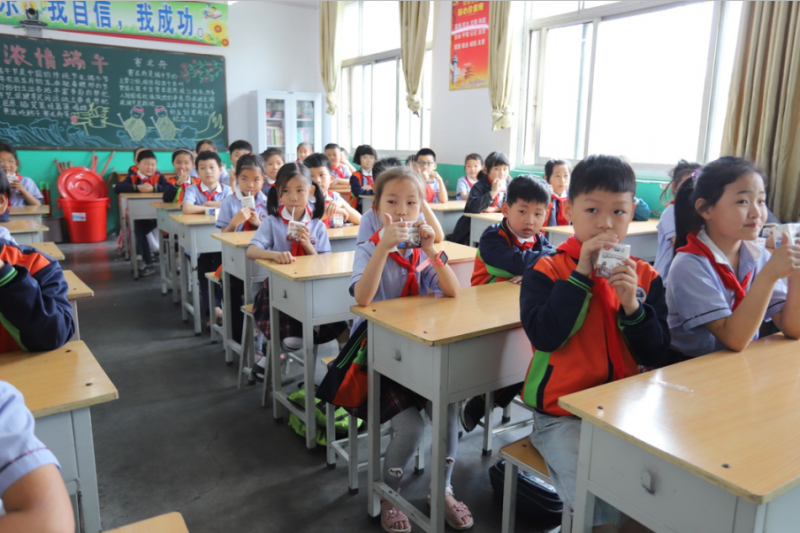 做好一杯放心奶 ——“花花?！背砷L記