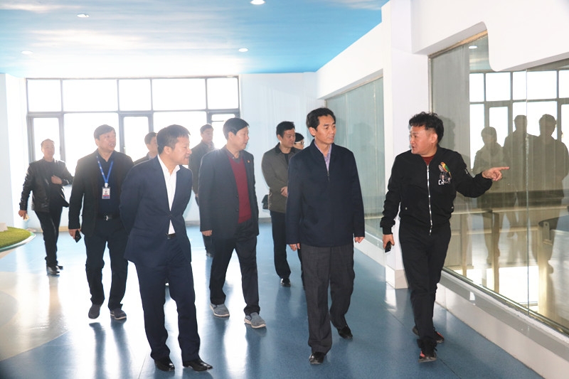 封丘縣縣長王獻臣一行蒞臨花花牛集團養(yǎng)殖、乳品事業(yè)部參觀調(diào)研