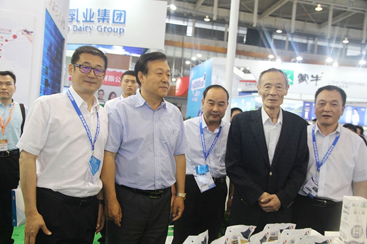 花花牛亮相第八屆中國奶業(yè)大會，又獲農(nóng)業(yè)部長一聲贊！